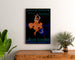 Vintage-Poster La Revue illustrée, gerahmt über einer Holzkommode zwischen Pflanzen.