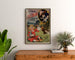 Vintage-Poster Laiterie de l’Isle Briant, Angers, gerahmt über einer Kommode aus Holz, zwischen Pflanzen.
