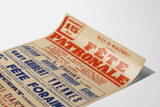 Vintage-Poster Le Merlerault, Kirmes, als leicht gewölbtes Blatt in Perspektive präsentiert.