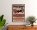 Vintage-Poster Mont-de-Marsan, Feste und Rennen, gerahmt über einer Holzkommode, zwischen Pflanzen.