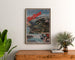 Vintage-Poster Mont-Revard, Zahnradbahn, gerahmt über einer Holzkommode zwischen Zimmerpflanzen.