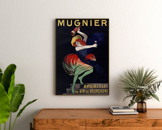 Vintage-Plakat Mugnier. Apéritif au vin de Bourgogne, gerahmt über einer Holzkommode, zwischen Pflanzen.
