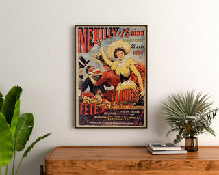 Vintage-Plakat Neuilly, Blumenfest, 1890, gerahmt über einer Holzkommode zwischen Pflanzen.