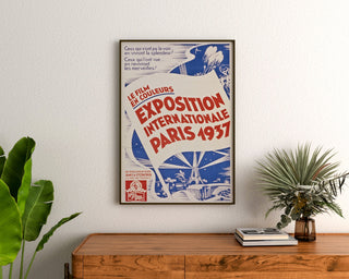 Vintage-Poster Paris 1937, internationale Ausstellung, gerahmt über einer Holzkommode zwischen Zimmerpflanzen.