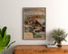 Vintage-Poster Paris Lyon Méditerranée, Jura, gerahmt über einer Holzkommode zwischen Pflanzen.
