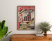 Vintage-Plakat Paris, Saint-Denis, Züge & Straßenbahnen, gerahmt über einer Holzkommode zwischen Pflanzen.