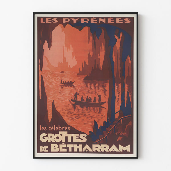 Vintage-Poster Pyrénées, Grottes de Bétharram, in einem dünnen Rahmen an einer hellen Wand.