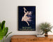 Vintage-Poster Royat, Santé und Jugend, gerahmt über einer hölzernen Kommode, zwischen Pflanzen.