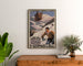 Vintage-Poster Saint-Gervais, Mont-d’Arbois, gerahmt über einer Holzkommode zwischen Zimmerpflanzen.