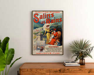 Vintage-Poster Salins-les-Bains (Jura), gerahmt über einer Holzkommode, zwischen Pflanzen.