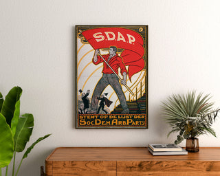 Vintage-Plakat Stemt SDAP, Wahlen, gerahmt über einer Holzkommode zwischen Pflanzen.