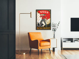 Vintage-Plakat Stemt SDAP, Wahlen, gerahmt in einem Wohnzimmer mit orangenem Sessel und Stehlampe.
