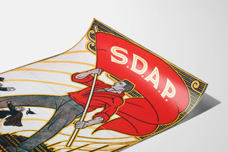 Vintage-Plakat Stemt SDAP, Wahlen, auf einer gebogenen Papierseite präsentiert, perspektivisch gesehen.