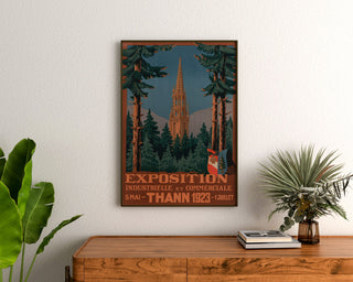 Vintage-Plakat Thann, Industrieausstellung, gerahmt über einer Holzkommode zwischen Pflanzen.