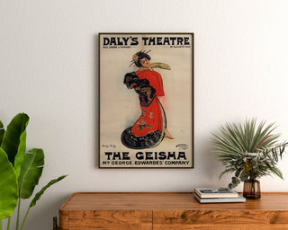 Vintage-Plakat The Geisha, Daly’s Theatre, gerahmt über einer Holzkommode, zwischen Pflanzen.