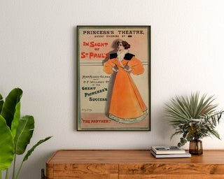 Vintage-Plakat The Panther, Princess’s Theatre, gerahmt über einer Holzkommode, zwischen Pflanzen.