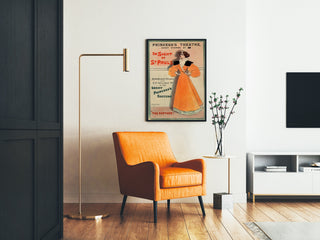 Vintage-Plakat The Panther, Princess’s Theatre, gerahmt in einem Wohnzimmer mit orangefarbenem Sessel und Stehleuchte.