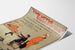 Vintage-Plakat Two Little Vagabonds, auf einem gebogenen Blatt präsentiert, perspektivische Ansicht.