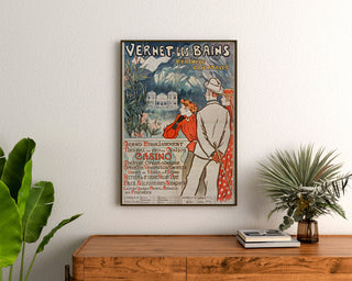 Vintage-Plakat Vernet-les-Bains, Canigou, gerahmt über einer Holzkommode zwischen Pflanzen.