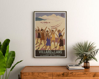 Vintage-Poster Villard-de-Lans, SNCF, gerahmt über einer Holzkommode, zwischen Pflanzen.