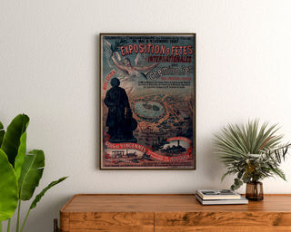 Vintage-Plakat Vincennes, fünfzigjähriges Eisenbahn-Jubiläum, gerahmt über einer Holzkommode zwischen Pflanzen.