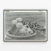 Historisches Poster: Apollo 11-Kapsel und Astronauten im Rettungsboot — gerahmtes Bild an der Wand