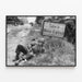 Amerikanischer Fallschirmjäger bei einer Ruhepause nahe Sainte-Mère-Église | Kunstdruck eines historischen Fotos — gerahmtes Bild an der Wand