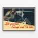 Vintage-Militärposter „Lasst uns ihm genug und pünktlich geben“ — gerahmtes Bild an der Wand