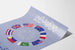 Dekoratives Poster mit Flaggenkreisen und vereinten Händen