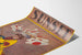 Vintage-Sonnenuntergang-Poster - Junge Frau im Kimono mit japanischen Flaggen